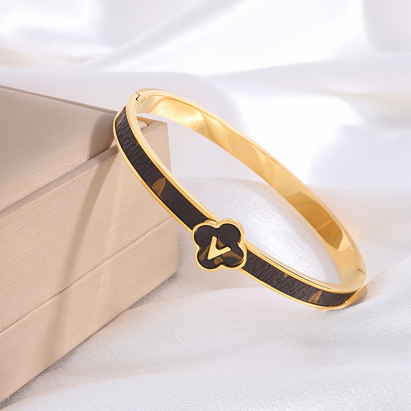 1pc Style Stainless Steel Bracelet With Flower Charm, Elegant Layered Design, Lightweight Fashion Accessory For Weddings And
1pc Style Stainless Steel Bracelet With Flower Charm, Elegant Layered Design, Lightweight Fashion Accessory For Weddings And