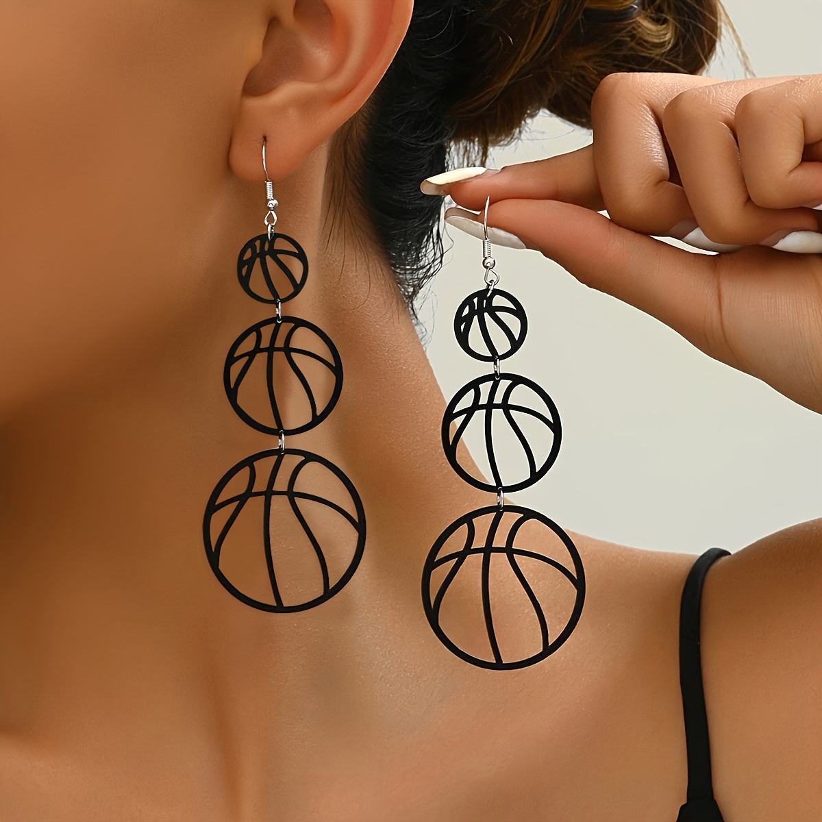 1 Pair Women' Drop Earrings, Vintage Hollow Basketball Long Dangle Earrings, Hip Hop Style Jewelry Accessories
1 Pair Women' Drop Earrings, Vintage Hollow Basketball Long Dangle Earrings, Hip Hop Style Jewelry Accessories