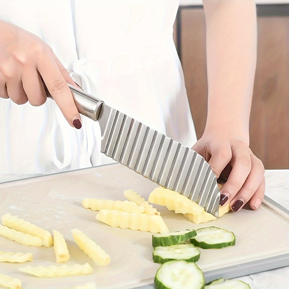1pc, Crinkle Cutter, Wavy Chopper Knife, Upgraded Stainless Steel Crinkle Knife, Safety Kitchen French Fry Chip Cutter, Wavy Slicer For Fruit Vegetable Salad Carrot Potato Fries, Kitchen Tools
1pc, Crinkle Cutter, Wavy Chopper Knife, Upgraded Stainless Steel Crinkle Knife, Safety Kitchen French Fry Chip Cutter, Wavy Slicer For Fruit Vegetable Salad Carrot Potato Fries, Kitchen Tools