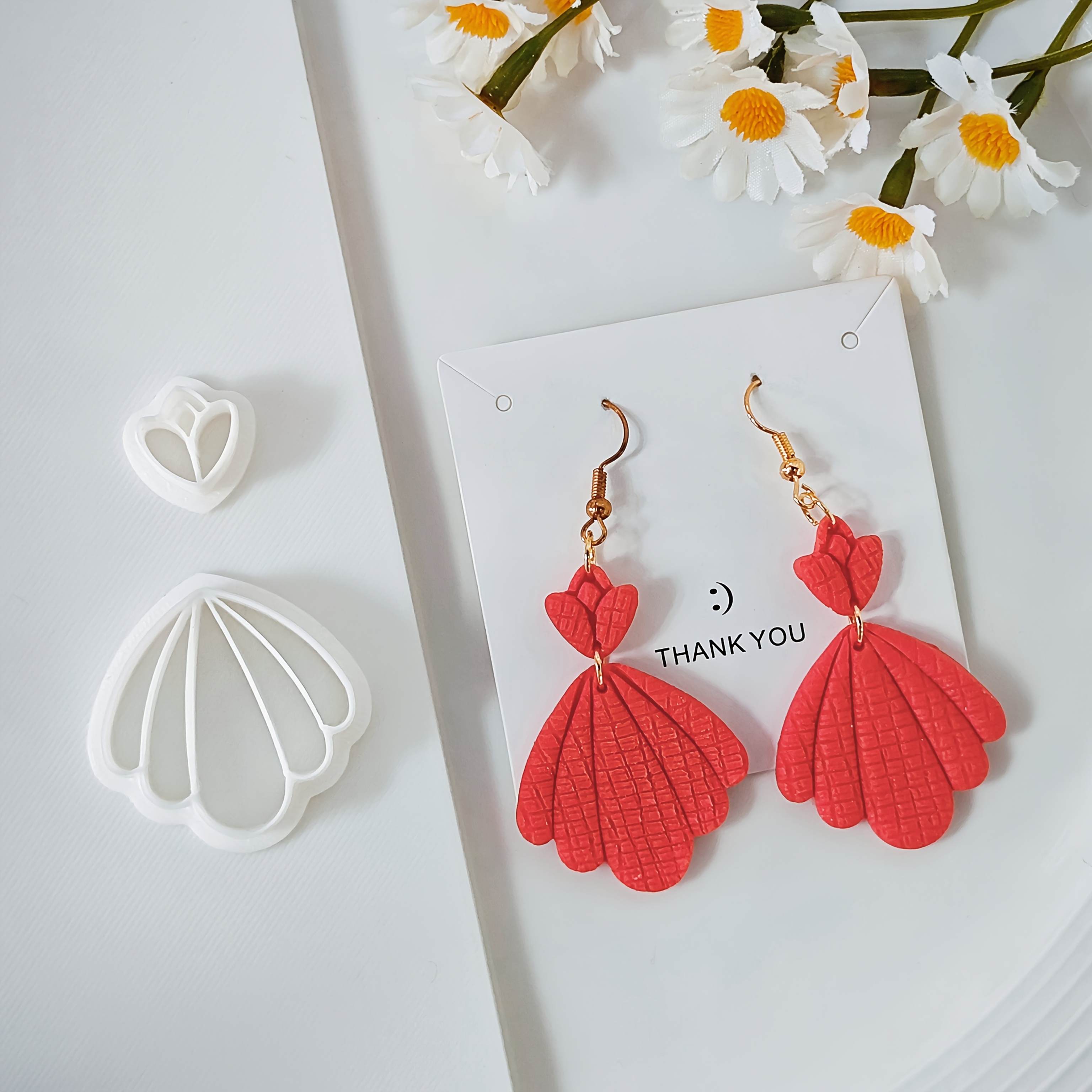 Ensemble de 2 Découpeurs en Pâte Polymère Ondulés -Chic avec Design Creux - Idéal pour la Bijouterie & l'Artisanat DIY, Boîte de Rangement Incluse
Ensemble de 2 Découpeurs en Pâte Polymère Ondulés -Chic avec Design Creux - Idéal pour la Bijouterie & l'Artisanat DIY, Boîte de Rangement Incluse