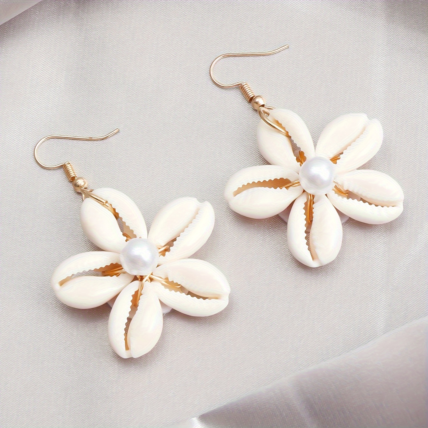 1 Pair Women's Flower Drop Earrings - White With Golden Accents, Alloy Material, , Beach Dress
1 Pair Women's Flower Drop Earrings - White With Golden Accents, Alloy Material, , Beach Dress