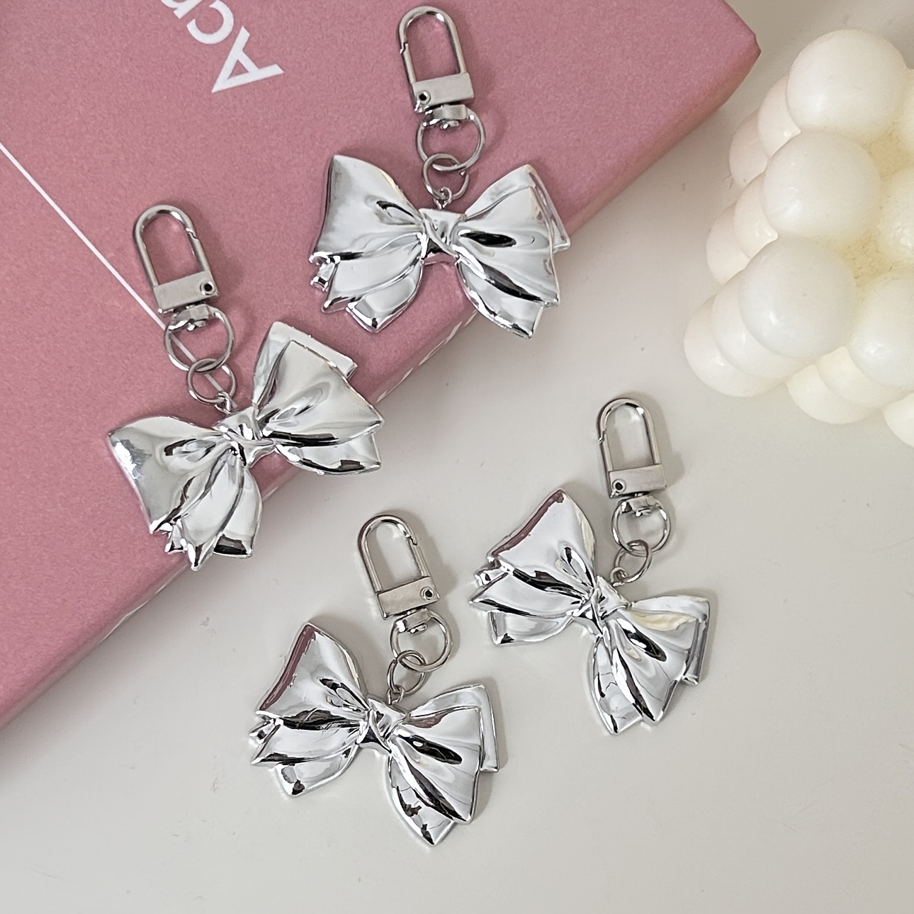 Set Of 4 Luxurious Silvery Bow Keychain With High , Perfect As A Gift For Couples Or , Ideal Accessory For Bags.
Set Of 4 Luxurious Silvery Bow Keychain With High , Perfect As A Gift For Couples Or , Ideal Accessory For Bags.