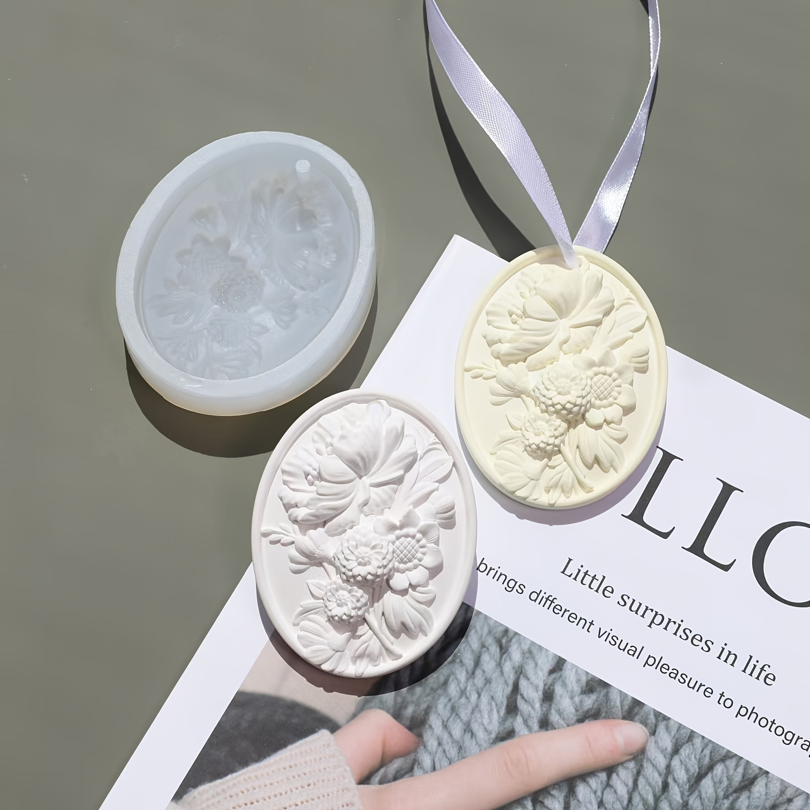 1pc Floral Daisy Silicone Mold For Diy Aromatherapy, Crafting, Car Air Freshener, Wax Tag, Irregular Flower Theme Shape
1pc Floral Daisy Silicone Mold For Diy Aromatherapy, Crafting, Car Air Freshener, Wax Tag, Irregular Flower Theme Shape