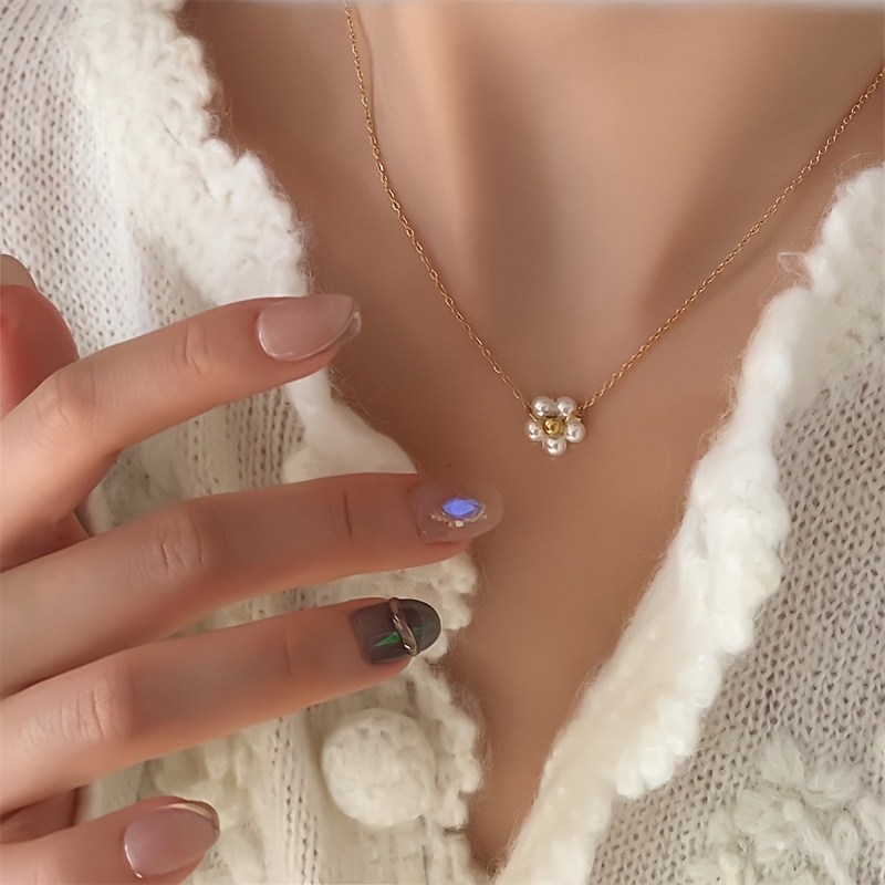 1pc Senlansp Elegant French-inspired Pearl & Daisy Flower Pendant Necklace - Chic Golden-tone Stainless Steel Clavicle Chain For Casual Attire & Gifting
1pc Senlansp Elegant French-inspired Pearl & Daisy Flower Pendant Necklace - Chic Golden-tone Stainless Steel Clavicle Chain For Casual Attire & Gifting
