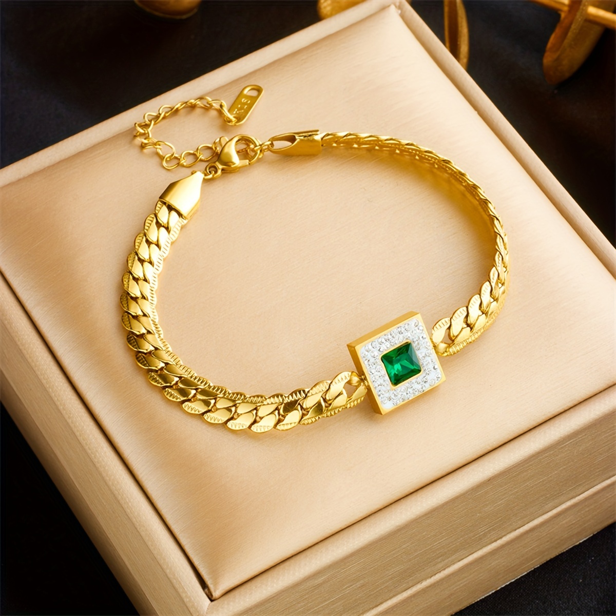 Bracelet en acier inoxydable élégant inspiré du vintage avec charm en , accessoire de mode chic pour le quotidien et les soirées
Bracelet en acier inoxydable élégant inspiré du vintage avec charm en , accessoire de mode chic pour le quotidien et les soirées