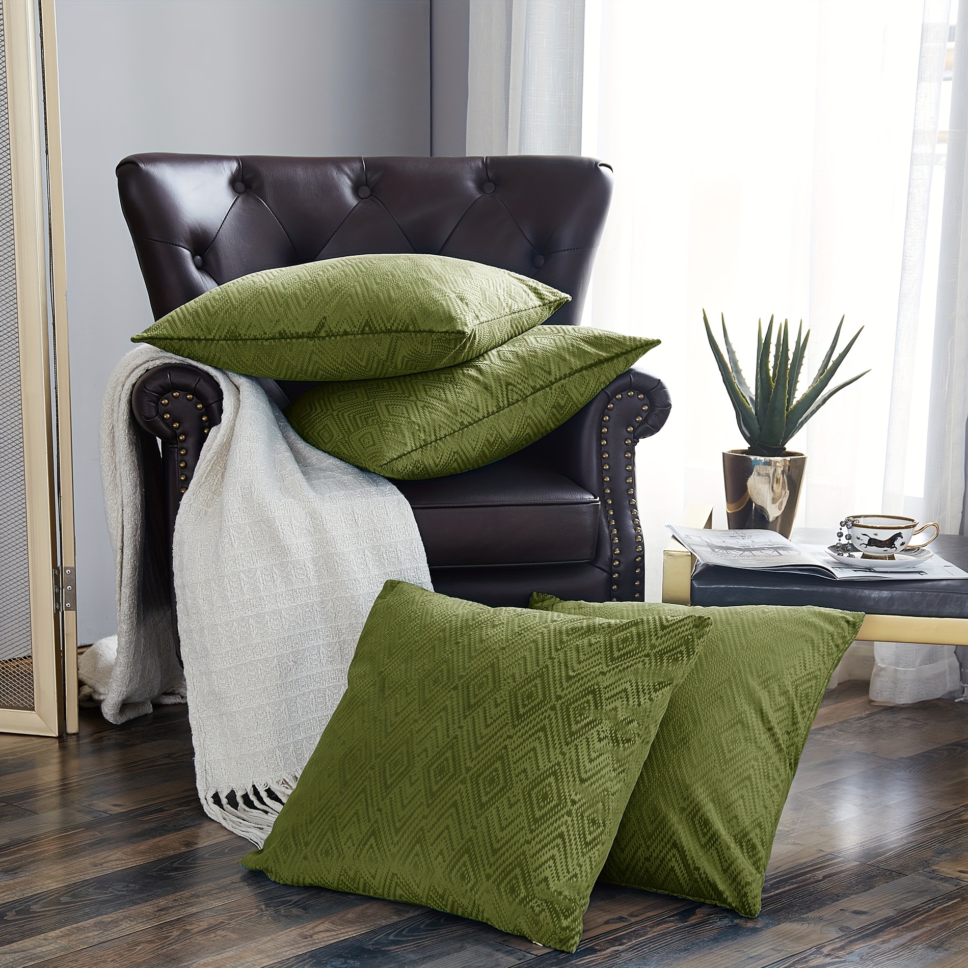 4pcs Ikat Velvet Soft Decorative Throw Pillow Covers Set With Double Sided (no Insert), Stylish Cushion Cover For Sofa Couch Chair Living Room Bedroom Decor
4pcs Ikat Velvet Soft Decorative Throw Pillow Covers Set With Double Sided (no Insert), Stylish Cushion Cover For Sofa Couch Chair Living Room Bedroom Decor