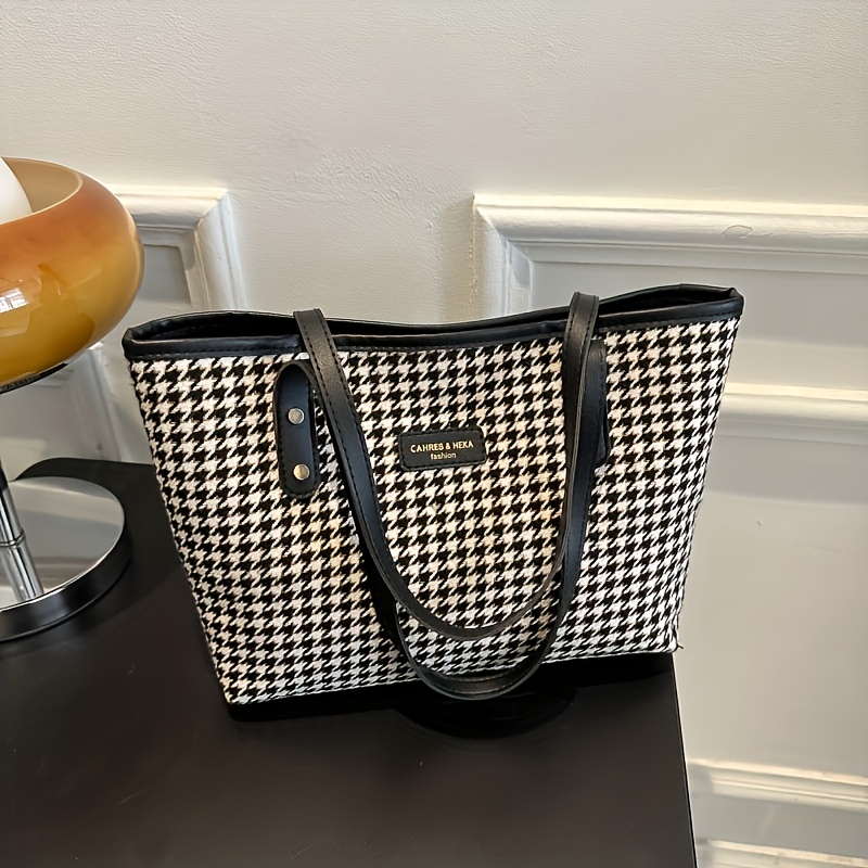 1pc Classic Print Tote Bag, Leather Large Capacity Shoulder Bag, Women' Commuter Handbag With Zipper Closure And Polyester
1pc Classic Print Tote Bag, Leather Large Capacity Shoulder Bag, Women' Commuter Handbag With Zipper Closure And Polyester