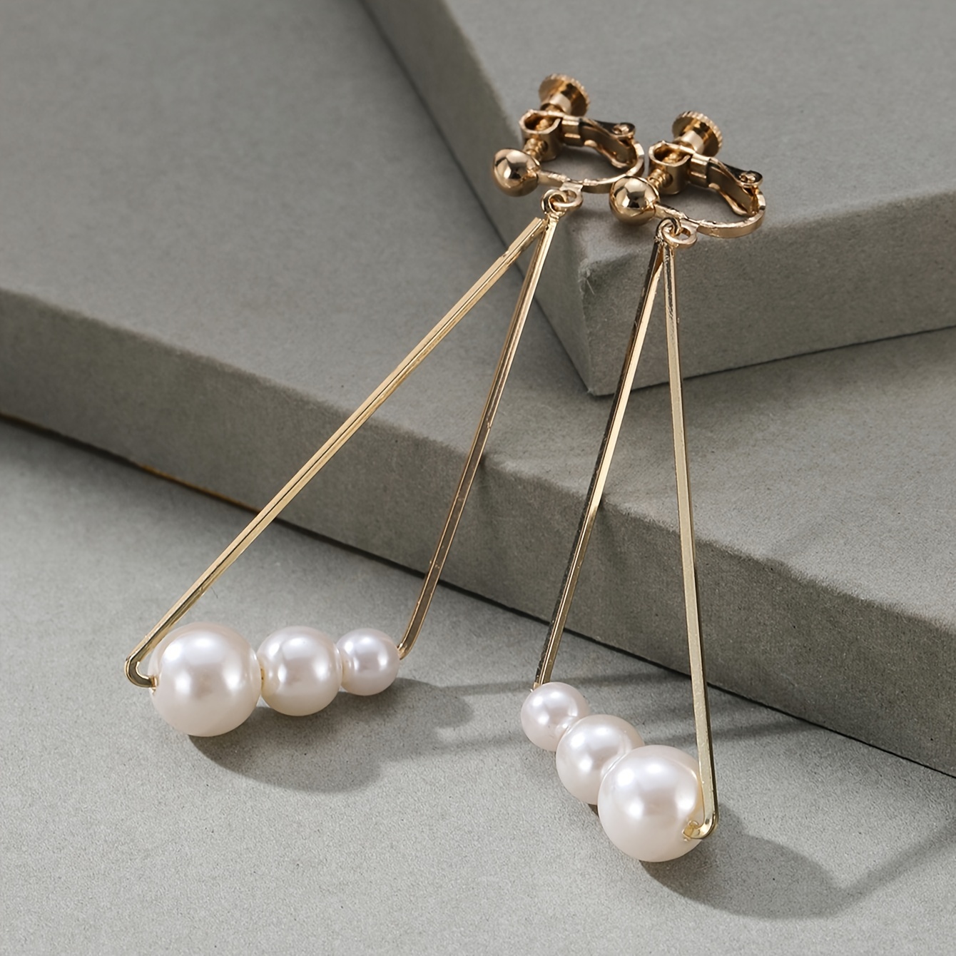 Clips d'Oreilles Triangulaires Élégants en Fausse Perle pour Femmes - Métal Doré, Design Géométrique, Parfaits pour les Fêtes, et , Boucles d'Oreilles à Clip en Perle
Clips d'Oreilles Triangulaires Élégants en Fausse Perle pour Femmes - Métal Doré, Design Géométrique, Parfaits pour les Fêtes, et , Boucles d'Oreilles à Clip en Perle