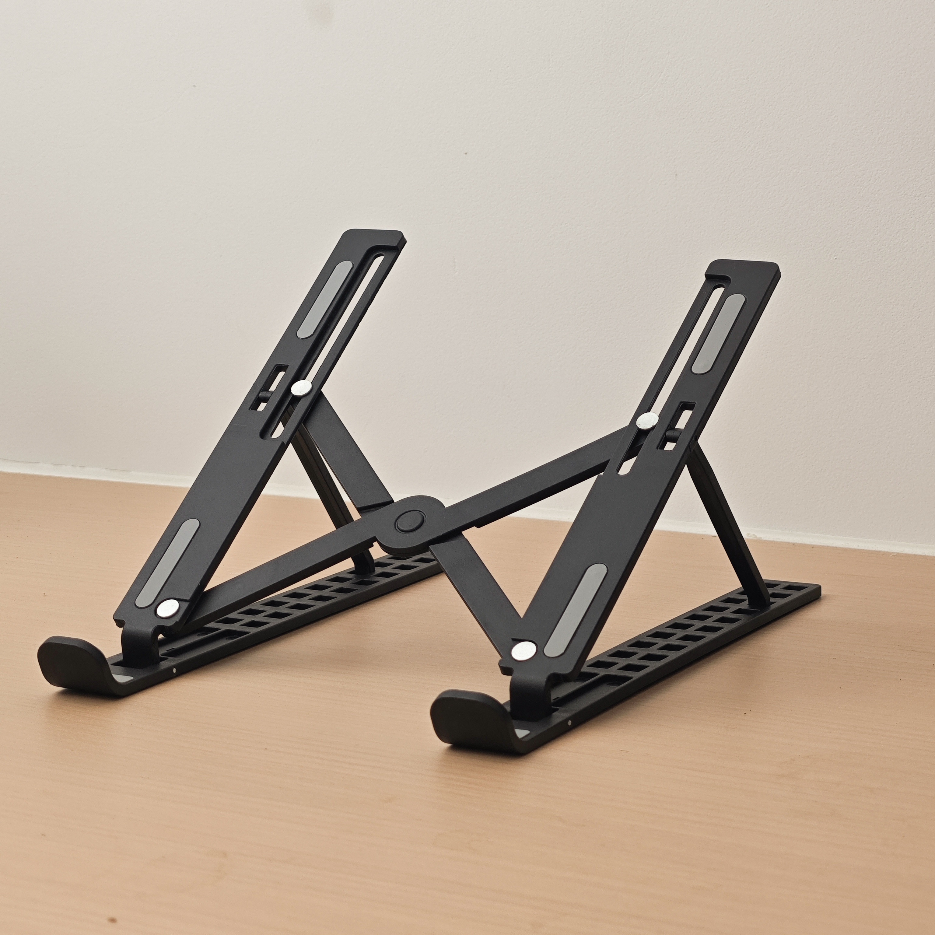 Adjustable And Portable Laptop Stand, Multi-functional Compact Notebook And Tablet Holder, Durable Pvc Construction, Foldable Design For Desktop Use
Adjustable And Portable Laptop Stand, Multi-functional Compact Notebook And Tablet Holder, Durable Pvc Construction, Foldable Design For Desktop Use