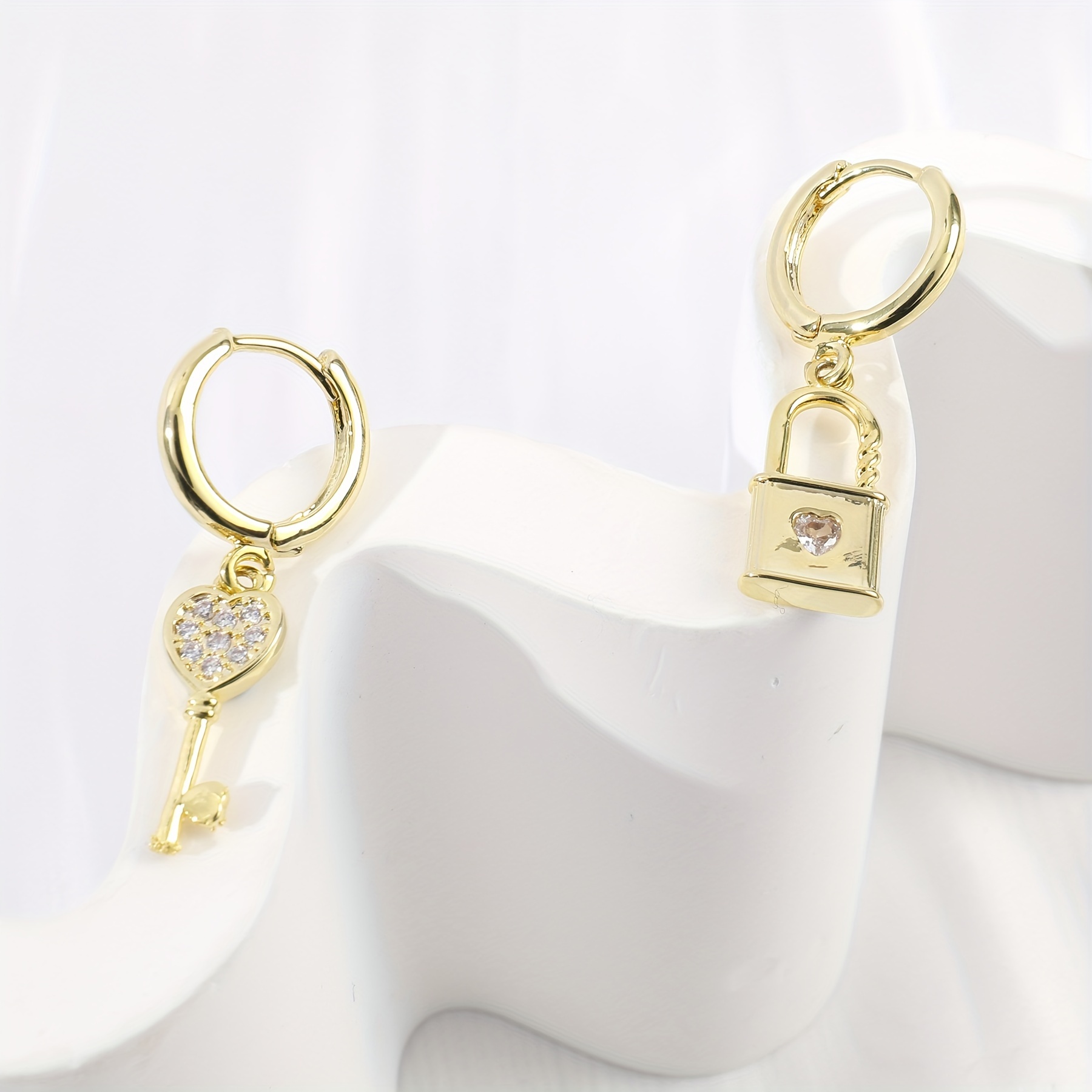Zybt Women's Asymmetric Lock Key Earrings Copper Synthetic Zirconia Fashion Temperament Key Earrings
Zybt Women's Asymmetric Lock Key Earrings Copper Synthetic Zirconia Fashion Temperament Key Earrings