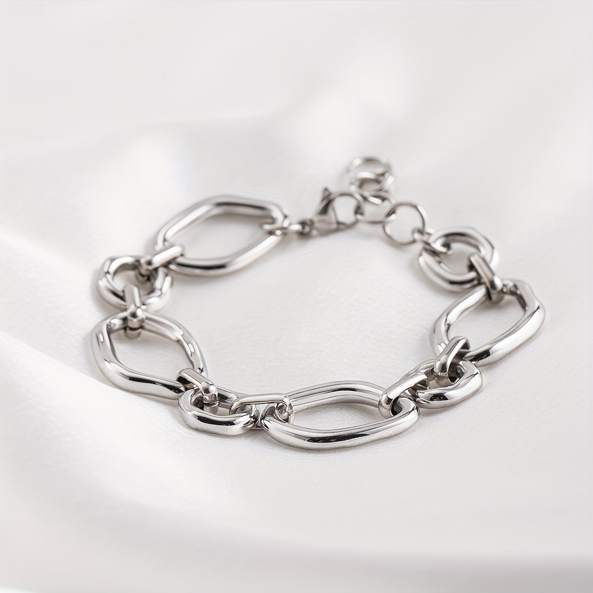 A Stylish Stainless Steel Irregular Geometric Round Ring Bracelet With An Elegant Golden Temperament, Suitable For Both Men And Women At Parties.
A Stylish Stainless Steel Irregular Geometric Round Ring Bracelet With An Elegant Golden Temperament, Suitable For Both Men And Women At Parties.