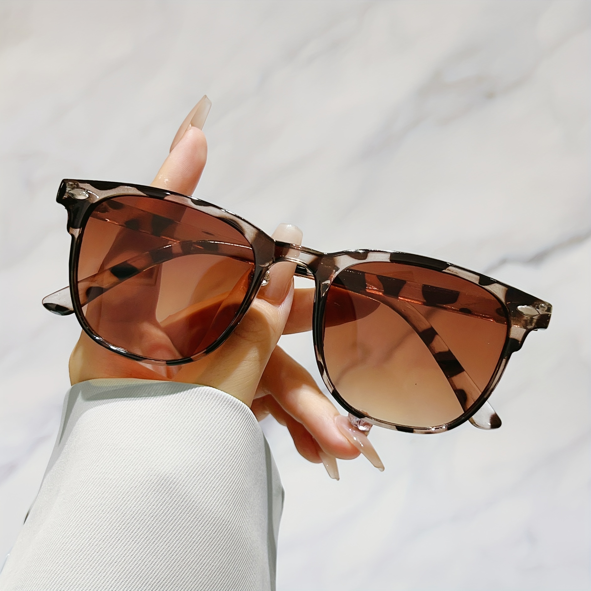 Lunettes rondes rétro légères vintage pour femmes, verres en polycarbonate, monture en plastique , adaptées aux sports de
Lunettes rondes rétro légères vintage pour femmes, verres en polycarbonate, monture en plastique , adaptées aux sports de