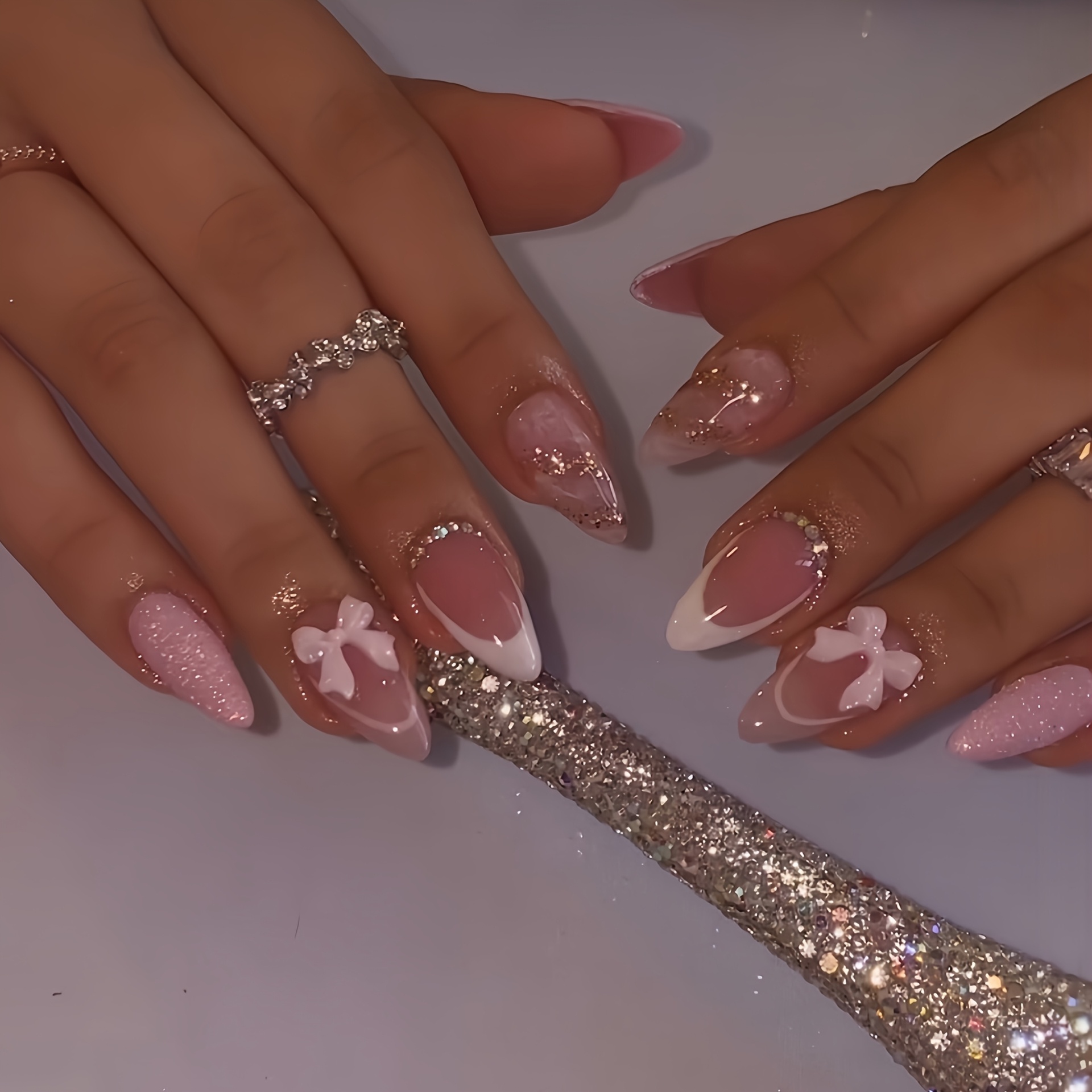 de 24 ongles pressés en d', mélangés des rayures dorées et des , accents de nœud 3D, , longueur courte, un -ongles et de la gelée, et qui veulent des ongles chaque .
de 24 ongles pressés en d', mélangés des rayures dorées et des , accents de nœud 3D, , longueur courte, un -ongles et de la gelée, et qui veulent des ongles chaque .