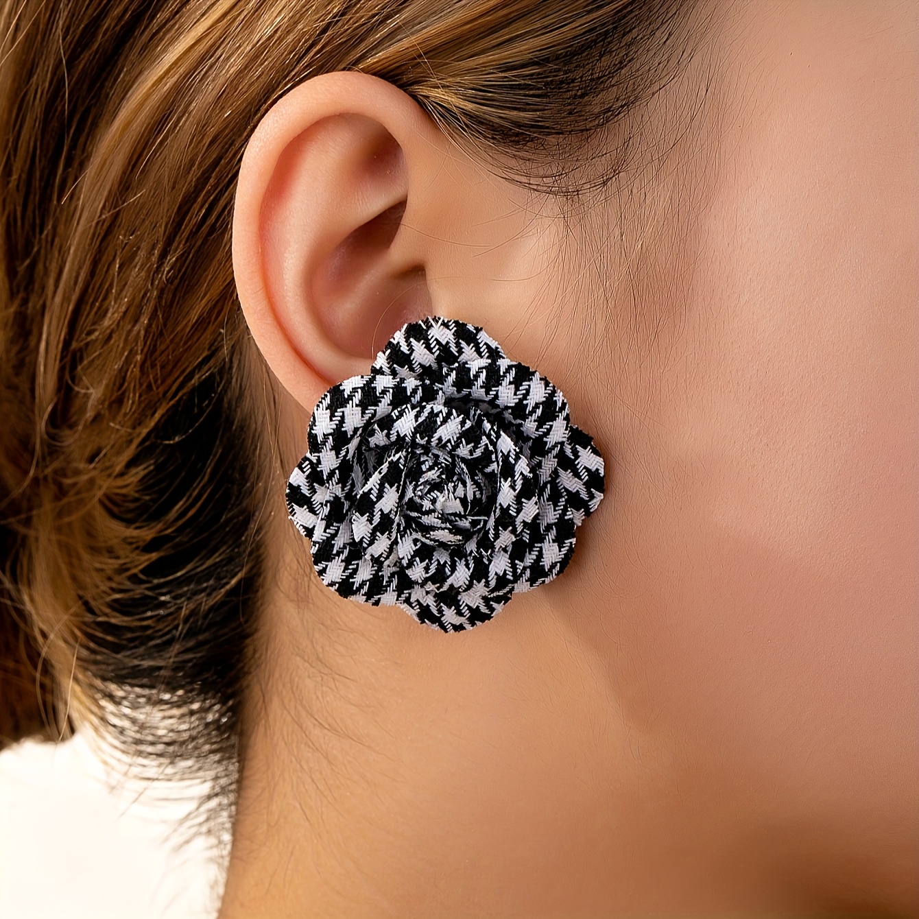 1 Pair Vintage Elegant French Style 3d Flower Earrings For Women, Polyester Fabric With Stainless Steel Post, Fashionable For , Parties, And Music Festivals - All Accessory
1 Pair Vintage Elegant French Style 3d Flower Earrings For Women, Polyester Fabric With Stainless Steel Post, Fashionable For , Parties, And Music Festivals - All Accessory