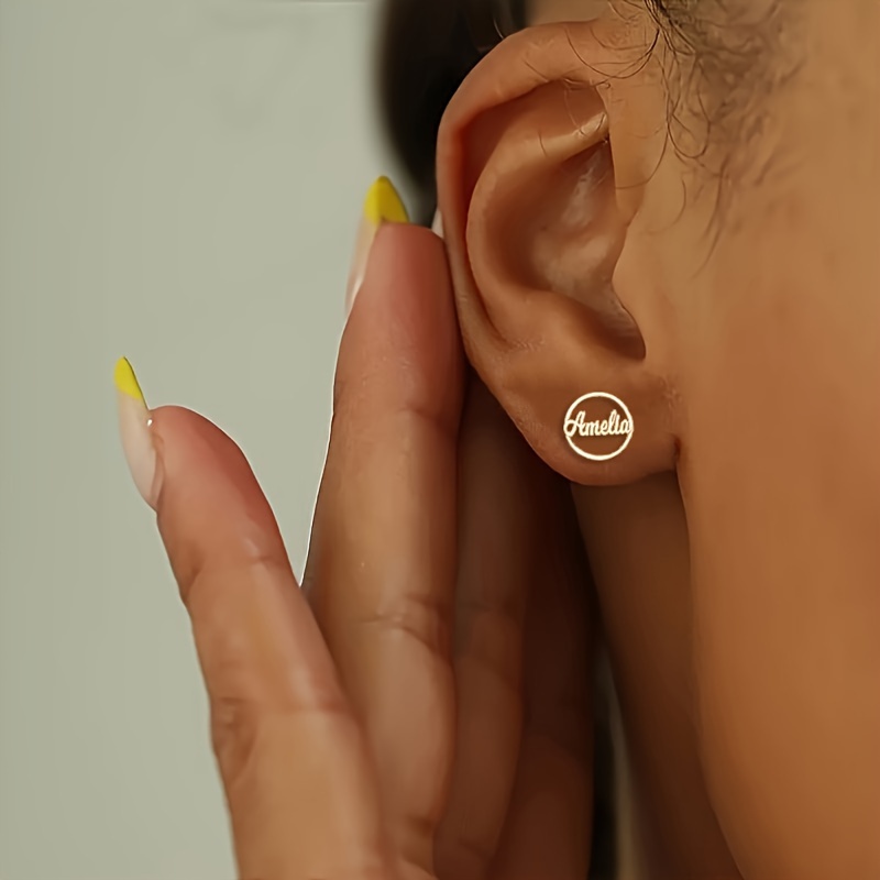 Customized Pair Of Exquisite Retro Minimalist Trendy American Campus Style Custom Round Name Stud Earrings, Custom Name Earrings Made Of Stainless Steel, Round Studs For Daily Wear Jewelry Accessories
Customized Pair Of Exquisite Retro Minimalist Trendy American Campus Style Custom Round Name Stud Earrings, Custom Name Earrings Made Of Stainless Steel, Round Studs For Daily Wear Jewelry Accessories