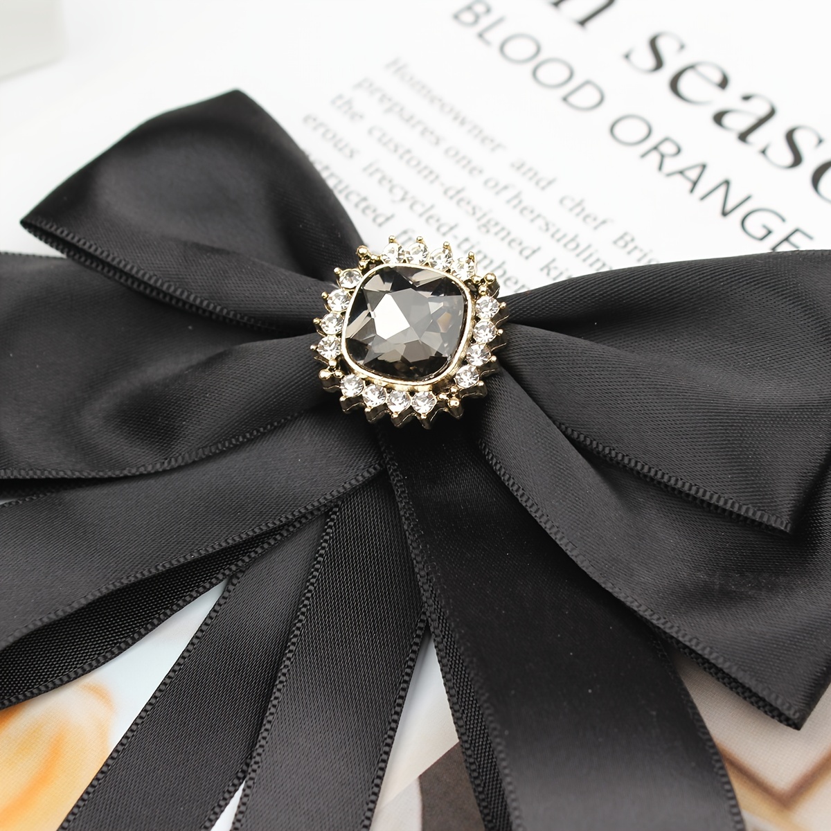 Elegant Black Bow Brooch Pin With Rhinestone, Fashion Trend, Simple Style Chest Pin Accessory For Dresses & Suits
Elegant Black Bow Brooch Pin With Rhinestone, Fashion Trend, Simple Style Chest Pin Accessory For Dresses & Suits