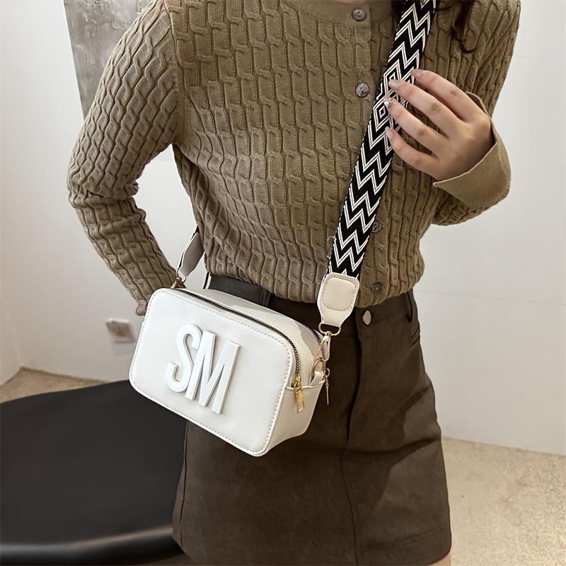 Chic Solid Color Pu Crossbody Bag With Adjustable Wide Strap, Letter Embossing - Fashionable Pattern Shoulder Bag For Daily & Design In White/black/light Brown/pink
Chic Solid Color Pu Crossbody Bag With Adjustable Wide Strap, Letter Embossing - Fashionable Pattern Shoulder Bag For Daily & Design In White/black/light Brown/pink