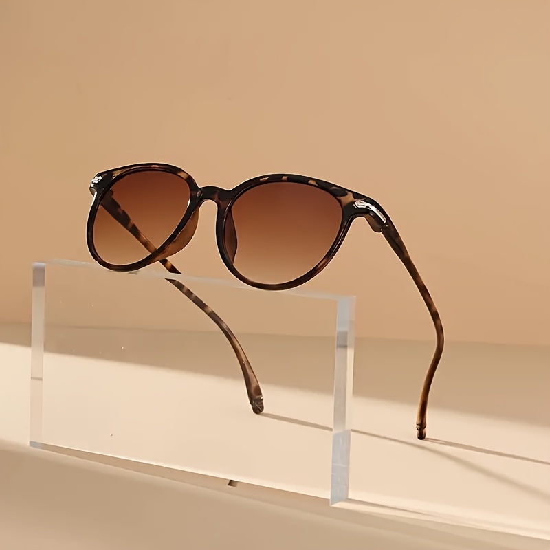 Women's Glasses With Leopard Print And Rivets Perfect For Daily Outings And Fashion Wear
Women's Glasses With Leopard Print And Rivets Perfect For Daily Outings And Fashion Wear