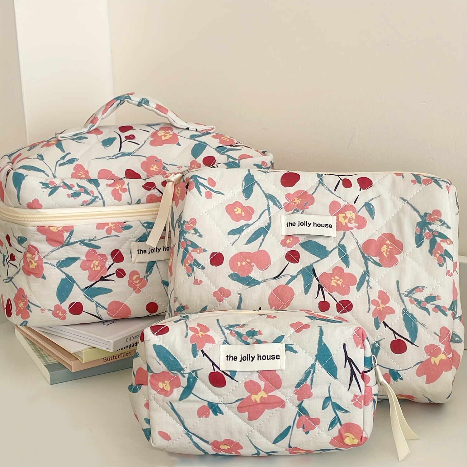 Ensemble de 3 trousses de maquillage matelassées vintage à motifs floraux - Étanches - Sans parfum - Idéales pour les voyages et l'organisation
Ensemble de 3 trousses de maquillage matelassées vintage à motifs floraux - Étanches - Sans parfum - Idéales pour les voyages et l'organisation