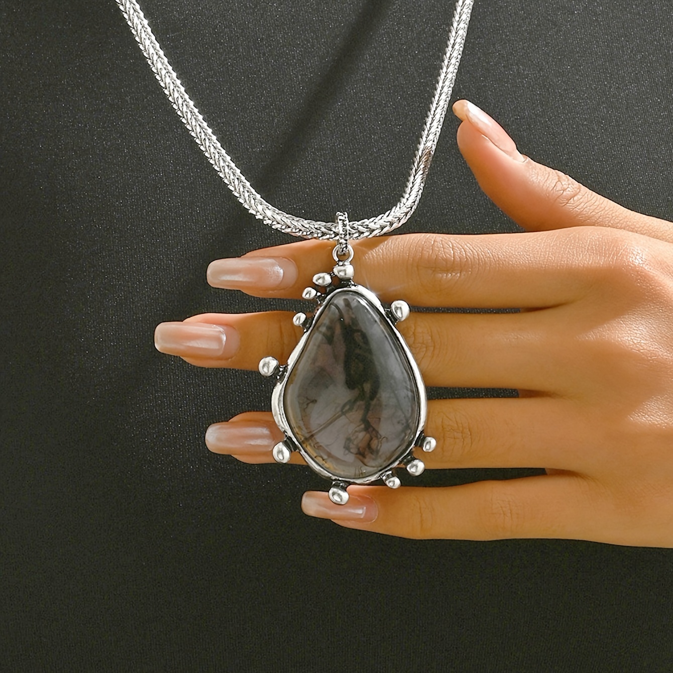 A Trendy Vintage-style Silvery Chain With A Water -shaped Large Metal Piece With An Ink And A Large Resin Pendant, Suitable For Autumn And Winter Sweater Outfits, Worn In All .
A Trendy Vintage-style Silvery Chain With A Water -shaped Large Metal Piece With An Ink And A Large Resin Pendant, Suitable For Autumn And Winter Sweater Outfits, Worn In All .