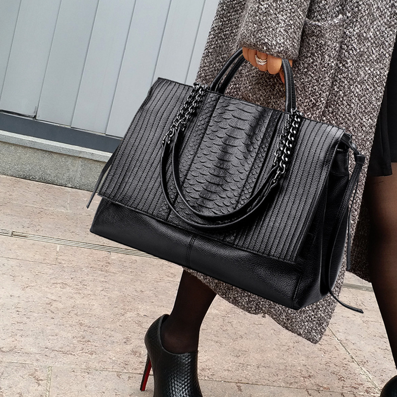 Sac à main en relief crocodile, sac bandoulière grande , sac à main en similicuir pour femme
Sac à main en relief crocodile, sac bandoulière grande , sac à main en similicuir pour femme