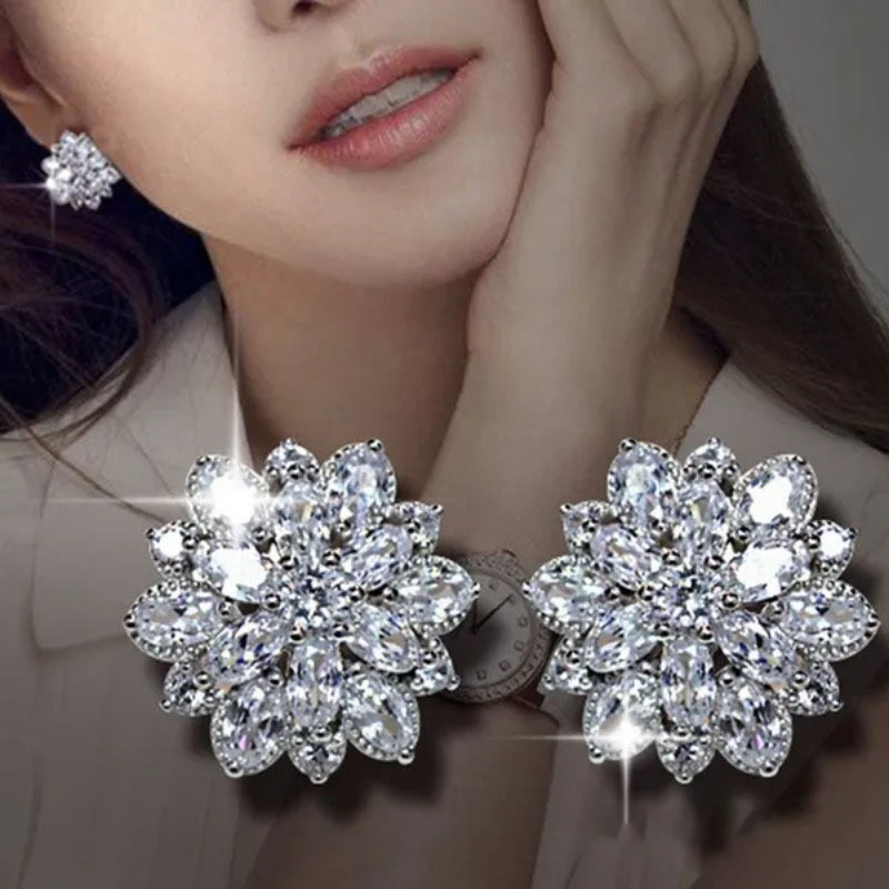 Boucles d'oreilles argentées personnalisées avec des aiguilles en zirconia pour femmes - Boucles d'oreilles à clous avec un style korean et des bijoux de luxe - Style vintage, design sexy
Boucles d'oreilles argentées personnalisées avec des aiguilles en zirconia pour femmes - Boucles d'oreilles à clous avec un style korean et des bijoux de luxe - Style vintage, design sexy