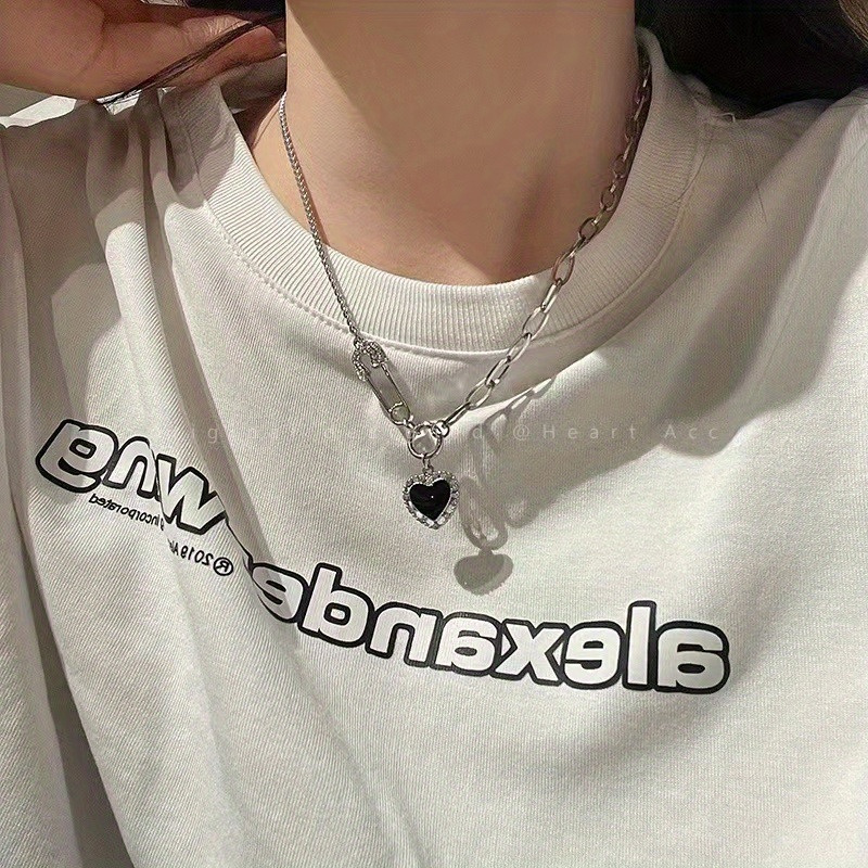 Trendy Cool Black Heart Pendant Chain Necklace For Girls, Stylish Simple Sweet Y2k Style Collarbone Chain
Trendy Cool Black Heart Pendant Chain Necklace For Girls, Stylish Simple Sweet Y2k Style Collarbone Chain
