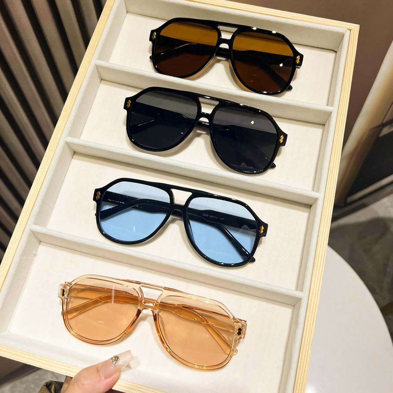 Unisex Square Frame Fashion Glasses Retro Luxurious Fashion Glasses Suitable For Daily Use, Beach, Driving And Outdoor Sports
Unisex Square Frame Fashion Glasses Retro Luxurious Fashion Glasses Suitable For Daily Use, Beach, Driving And Outdoor Sports