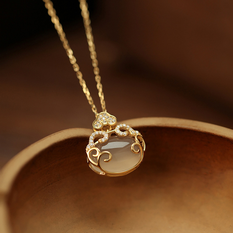 Elegant Chinese Style Pendant Necklace, Vintage Longevity Lock Design, Gold-toned Chain With Floral Accents, Traditional Good Fortune Jewelry For Women
Elegant Chinese Style Pendant Necklace, Vintage Longevity Lock Design, Gold-toned Chain With Floral Accents, Traditional Good Fortune Jewelry For Women