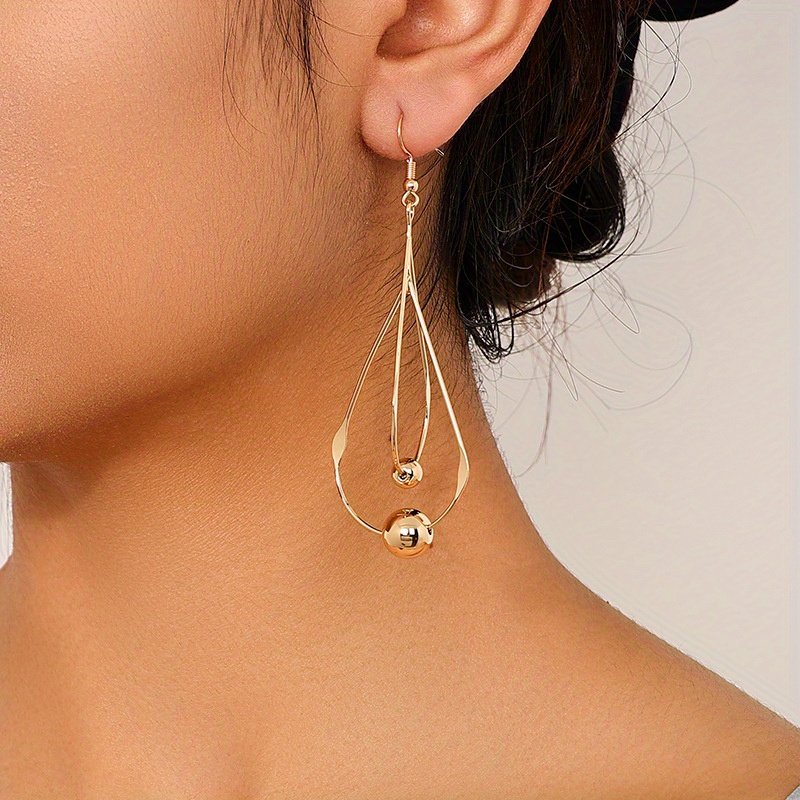 Boucles d'oreilles pendantes longues en de ajourée, élégance française, en /argenté , parfaites les et les événements élégants.
Boucles d'oreilles pendantes longues en de ajourée, élégance française, en /argenté , parfaites les et les événements élégants.