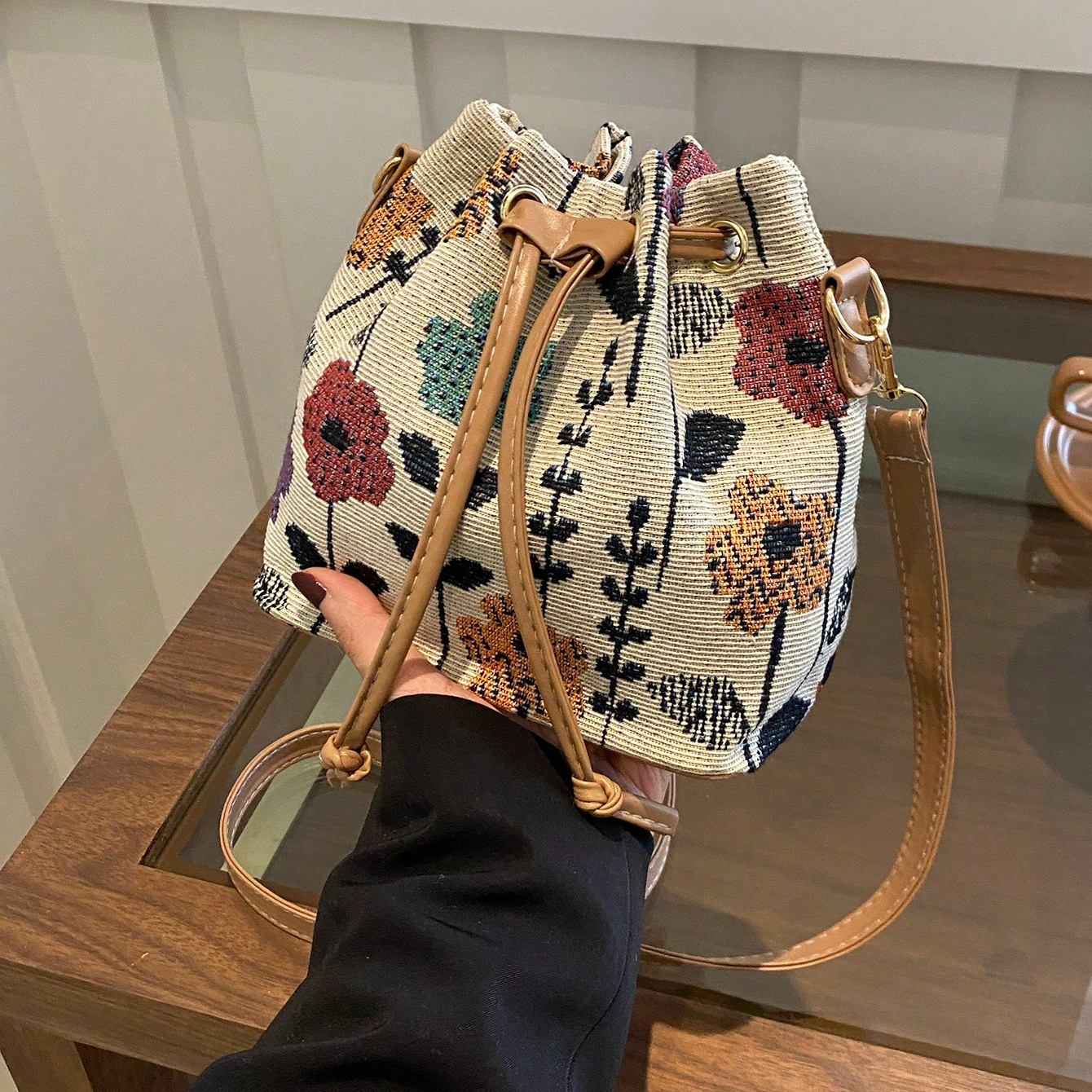 Elegant Floral Design Fabric Material Mini Drawstring Crossbody Bag For Women Hiking Outfits(6.8''x 6.8'')
Elegant Floral Design Fabric Material Mini Drawstring Crossbody Bag For Women Hiking Outfits(6.8''x 6.8'')