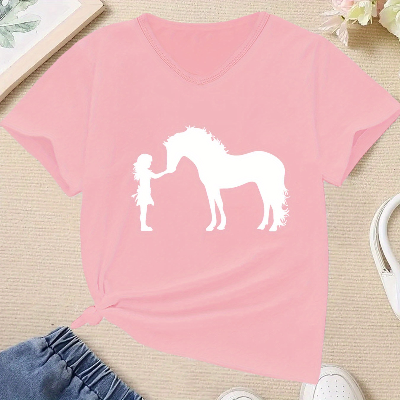 Girls' V-neck Short Sleeve T-shirt, Horned Horse & Girl Print, Casual Comfort Fit, Fashionable All-match Top
Girls' V-neck Short Sleeve T-shirt, Horned Horse & Girl Print, Casual Comfort Fit, Fashionable All-match Top