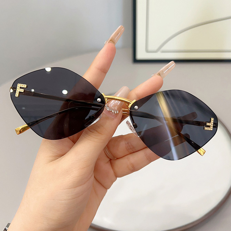 Rimless Retro Glasses For Women, Plastic Lens, Metal Frame, Ideal For Street Style And Beach Photography
Rimless Retro Glasses For Women, Plastic Lens, Metal Frame, Ideal For Street Style And Beach Photography