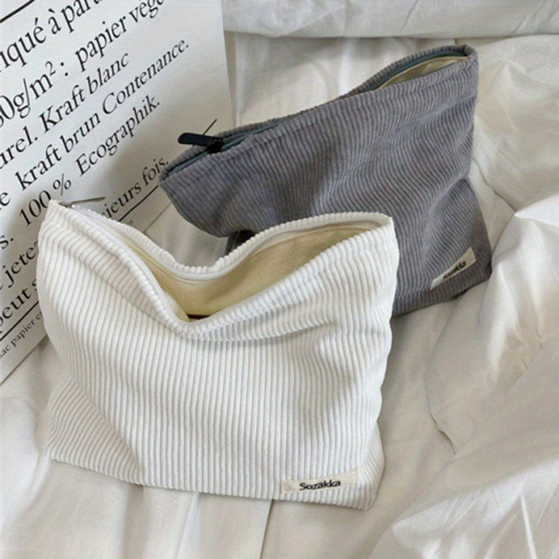 Grand Trousse de Maquillage en Velours pour Voyage - Organisateur Cosmétique Spacieux pour Articles de Toilette & , Trousse de Toilette pour Maquillage
Grand Trousse de Maquillage en Velours pour Voyage - Organisateur Cosmétique Spacieux pour Articles de Toilette & , Trousse de Toilette pour Maquillage