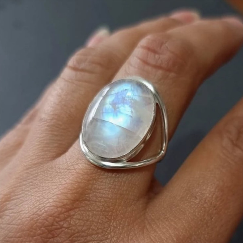 A High Quality Vintage Low-key Women's Ring Is Anniversaries And Birthday Gifts For Party Parties
A High Quality Vintage Low-key Women's Ring Is Anniversaries And Birthday Gifts For Party Parties