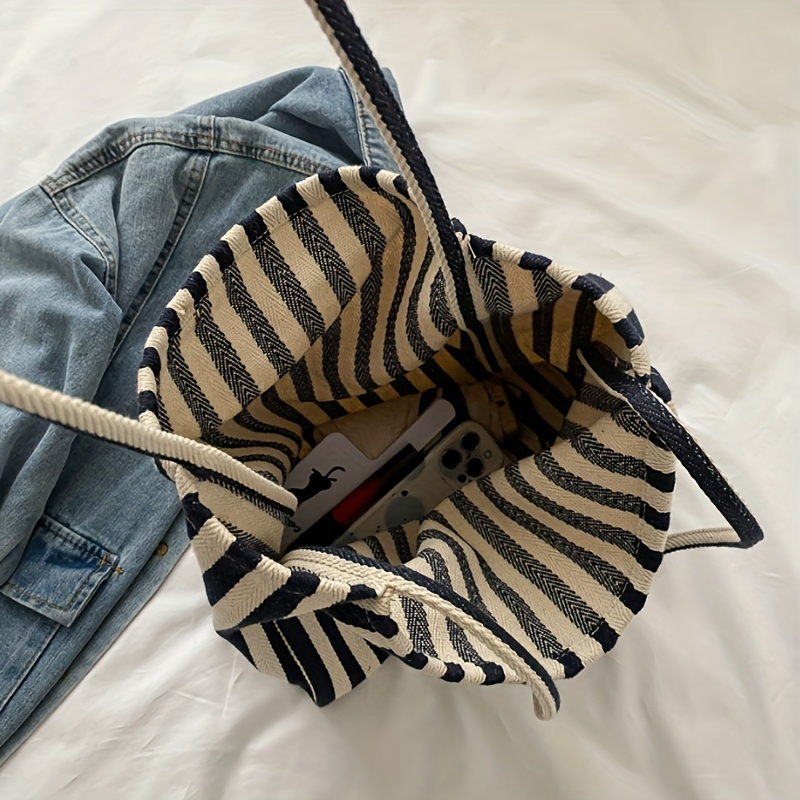 1pc Fashionable Striped Tote Bag For Women, Large Capacity Shoulder Bag With No-closure Design, Unlined, Versatile For Campus, Travel & Shopping
1pc Fashionable Striped Tote Bag For Women, Large Capacity Shoulder Bag With No-closure Design, Unlined, Versatile For Campus, Travel & Shopping