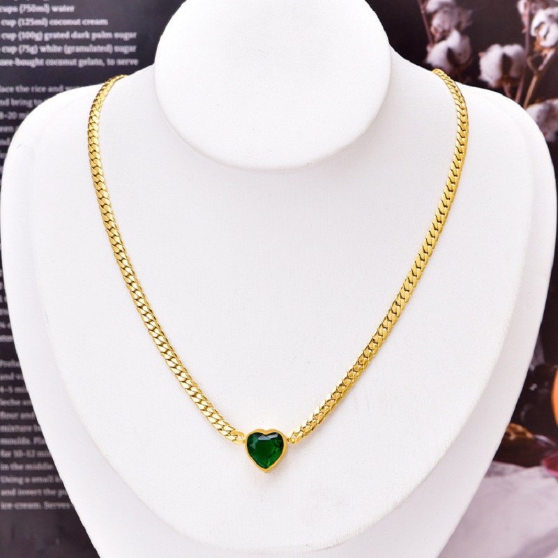 Un collier pendentif en de cœur doré de strass, présentant un design vintage créatif et élégant , fabriqué en acier inoxydable.
Un collier pendentif en de cœur doré de strass, présentant un design vintage créatif et élégant , fabriqué en acier inoxydable.