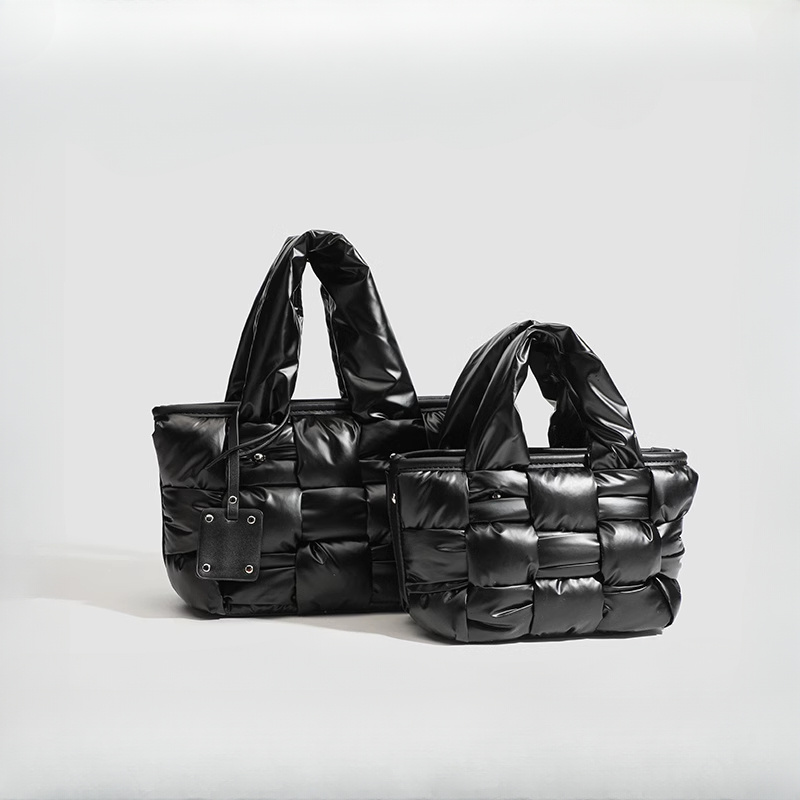 Women's Autumn And Winter Down Woven Bag, A Unique Korean Design, Stylish Tote Bag Resembling A Vegetable Basket, Suitable For Shoulder Or Crossbody Wear.
Women's Autumn And Winter Down Woven Bag, A Unique Korean Design, Stylish Tote Bag Resembling A Vegetable Basket, Suitable For Shoulder Or Crossbody Wear.