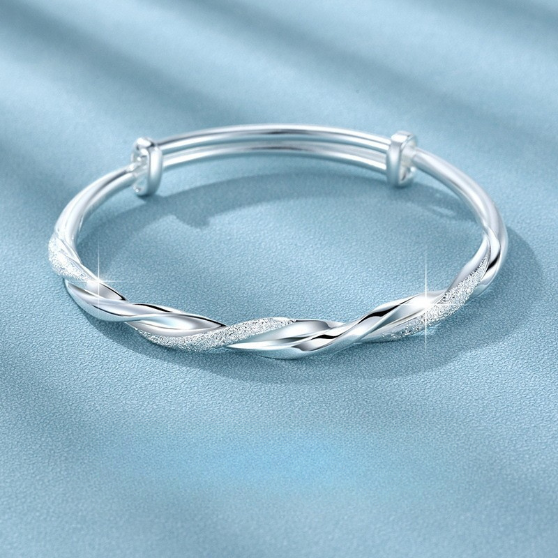 925 Silver Bracelet For Women With A New Ring, Featuring A Simple And , A Matte Silver Plating, Valentine's Day.
925 Silver Bracelet For Women With A New Ring, Featuring A Simple And , A Matte Silver Plating, Valentine's Day.