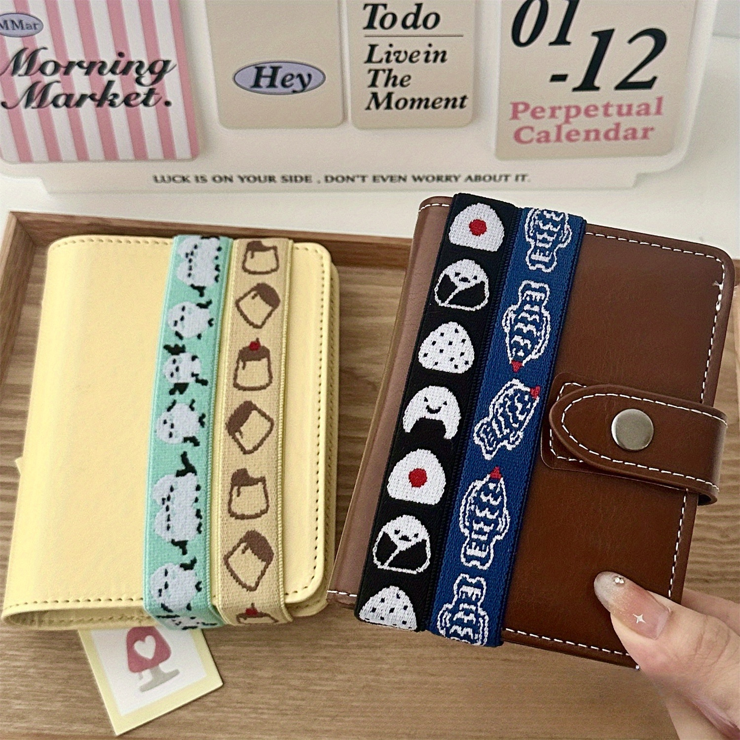 1pc Sangle Élastique de Style INS pour Scrapbooking - Porte-Bento & Journal Ajustable avec Amusants sur le Thème de (Jaune, Marron, Bleu) pour de Feuilles Libres ou de Pages Fixes
1pc Sangle Élastique de Style INS pour Scrapbooking - Porte-Bento & Journal Ajustable avec Amusants sur le Thème de (Jaune, Marron, Bleu) pour de Feuilles Libres ou de Pages Fixes
