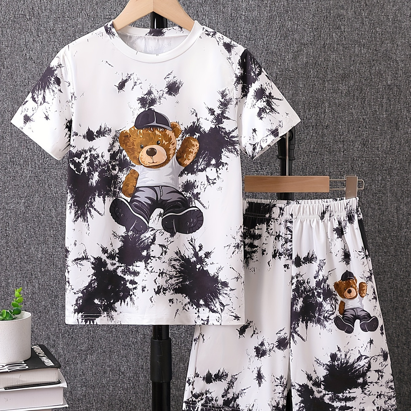 2pcs Boys Casual Tie Dye Bear Print Comfortable Versatile Short Sleeve T-shirt & Shorts Set, Cool, Lightweight And Comfy Summer Clothes!
2pcs Boys Casual Tie Dye Bear Print Comfortable Versatile Short Sleeve T-shirt & Shorts Set, Cool, Lightweight And Comfy Summer Clothes!