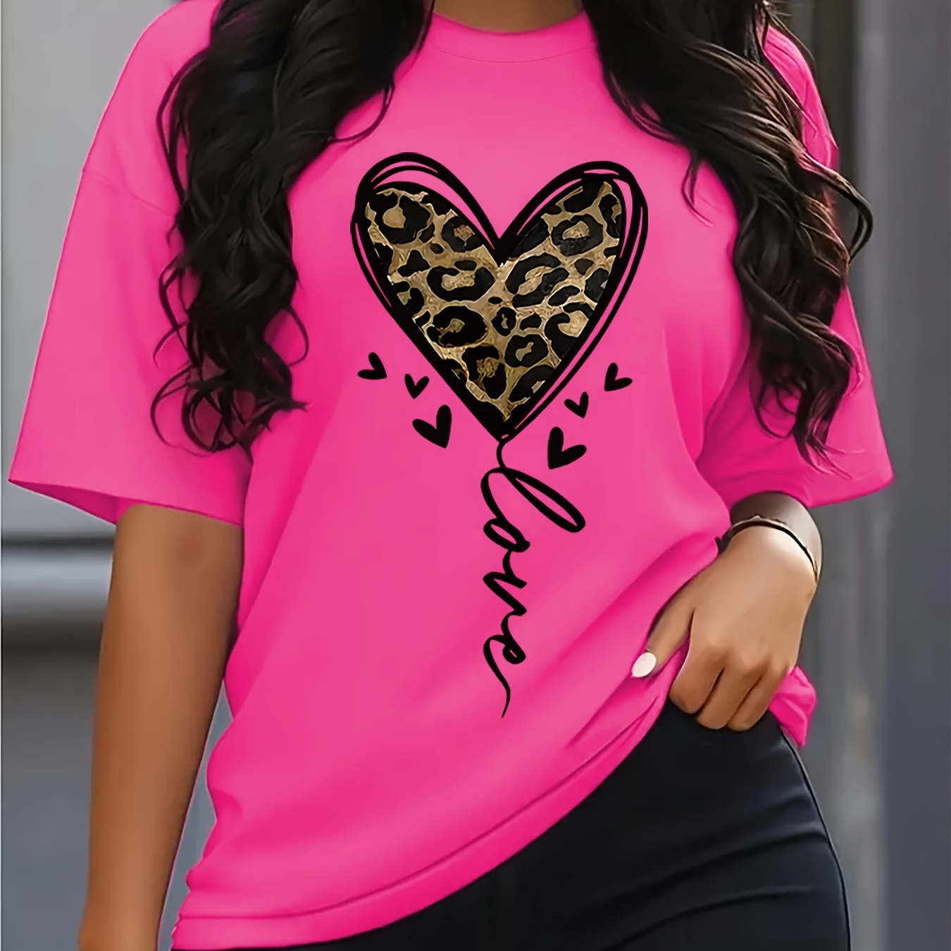 Plus Size Leopard Heart Print T-shirt, Casual Crew Neck Short Sleeve Top For Spring & Summer, Women's Plus Size Clothing
Plus Size Leopard Heart Print T-shirt, Casual Crew Neck Short Sleeve Top For Spring & Summer, Women's Plus Size Clothing