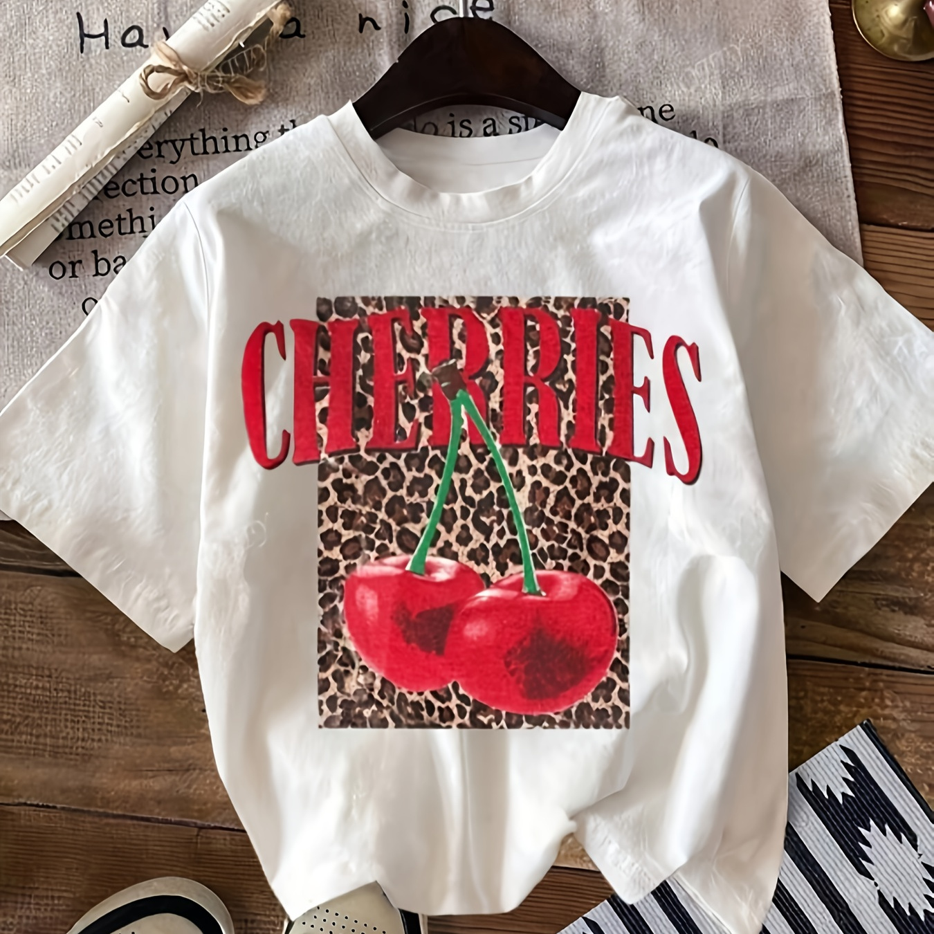 T-shirt décontracté à col rond pour femme, en de polyester, longueur standard, avec imprimé cerises, motif fruits et légumes pour toutes les .
T-shirt décontracté à col rond pour femme, en de polyester, longueur standard, avec imprimé cerises, motif fruits et légumes pour toutes les .