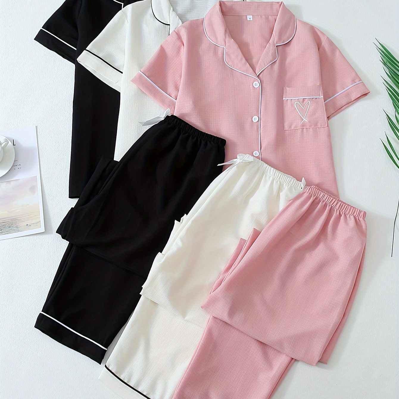3 de pyjamas décontractés pour femmes avec broderie en de cœur, haut à manches courtes boutonné et pantalon, coupe décontractée confortable.
3 de pyjamas décontractés pour femmes avec broderie en de cœur, haut à manches courtes boutonné et pantalon, coupe décontractée confortable.