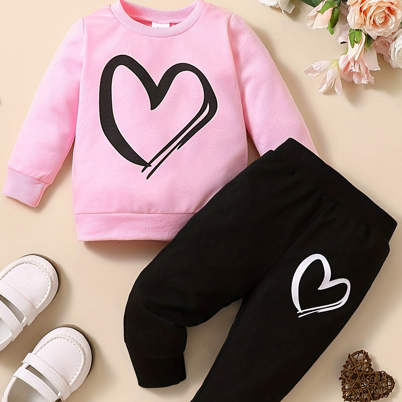 2pcs Baby Girls Casual Heart Print Pullover Sweatshirt & Black Sweatpants For Winter
2pcs Baby Girls Casual Heart Print Pullover Sweatshirt & Black Sweatpants For Winter