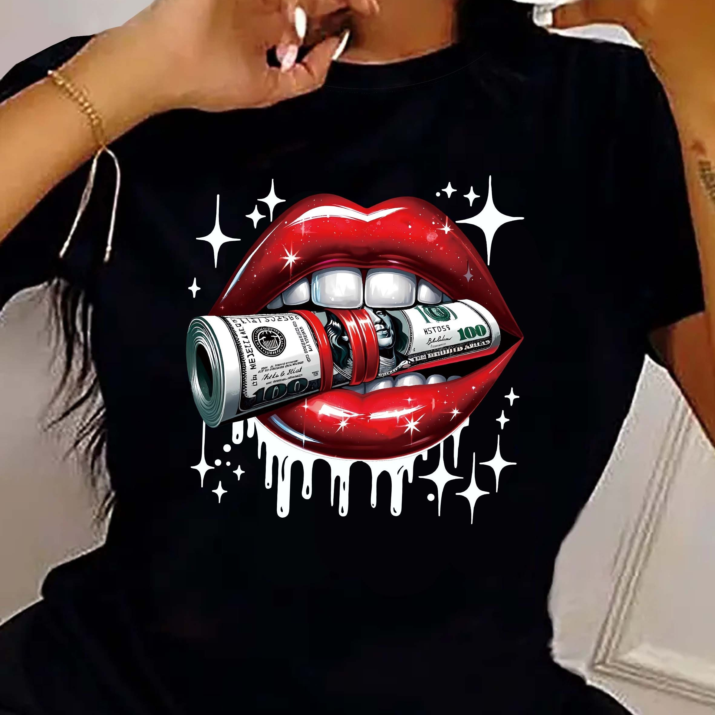 T-shirt à lèvres rouges et imprimé dollar, haut décontracté à manches courtes et col rond, vêtements élégants pour femmes toutes .
T-shirt à lèvres rouges et imprimé dollar, haut décontracté à manches courtes et col rond, vêtements élégants pour femmes toutes .