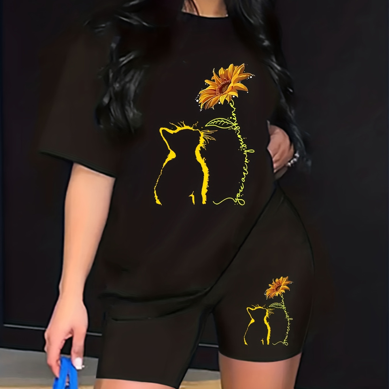 Plus Size Casual Outfits Set, Women's Plus Cartoon Cat & Sunflower Print Short Sleeve Round Neck Tee & Shorts Outfits 2 Piece Set
Plus Size Casual Outfits Set, Women's Plus Cartoon Cat & Sunflower Print Short Sleeve Round Neck Tee & Shorts Outfits 2 Piece Set