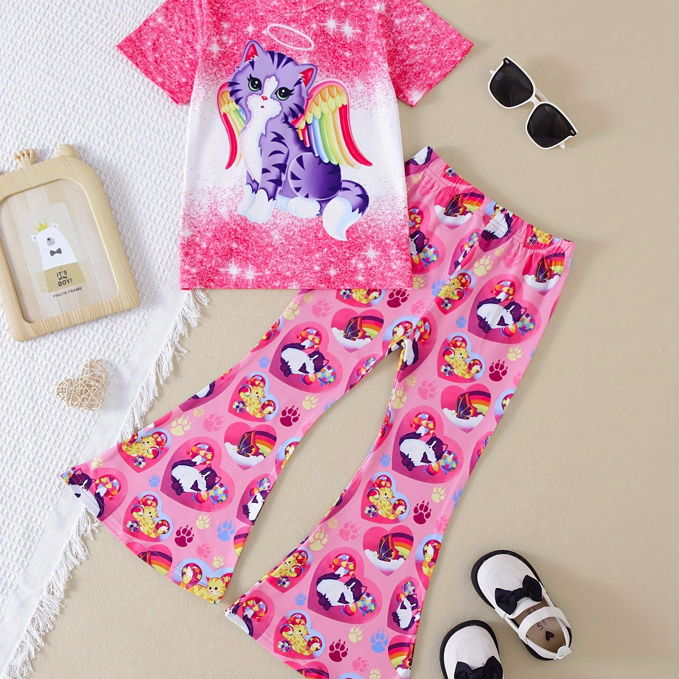 Girls 2pcs Cute Cat With Rainbow Wings Print Outfits, Versatile Top + Pants Set For Spring Summer Party Gift Outdoor
Girls 2pcs Cute Cat With Rainbow Wings Print Outfits, Versatile Top + Pants Set For Spring Summer Party Gift Outdoor