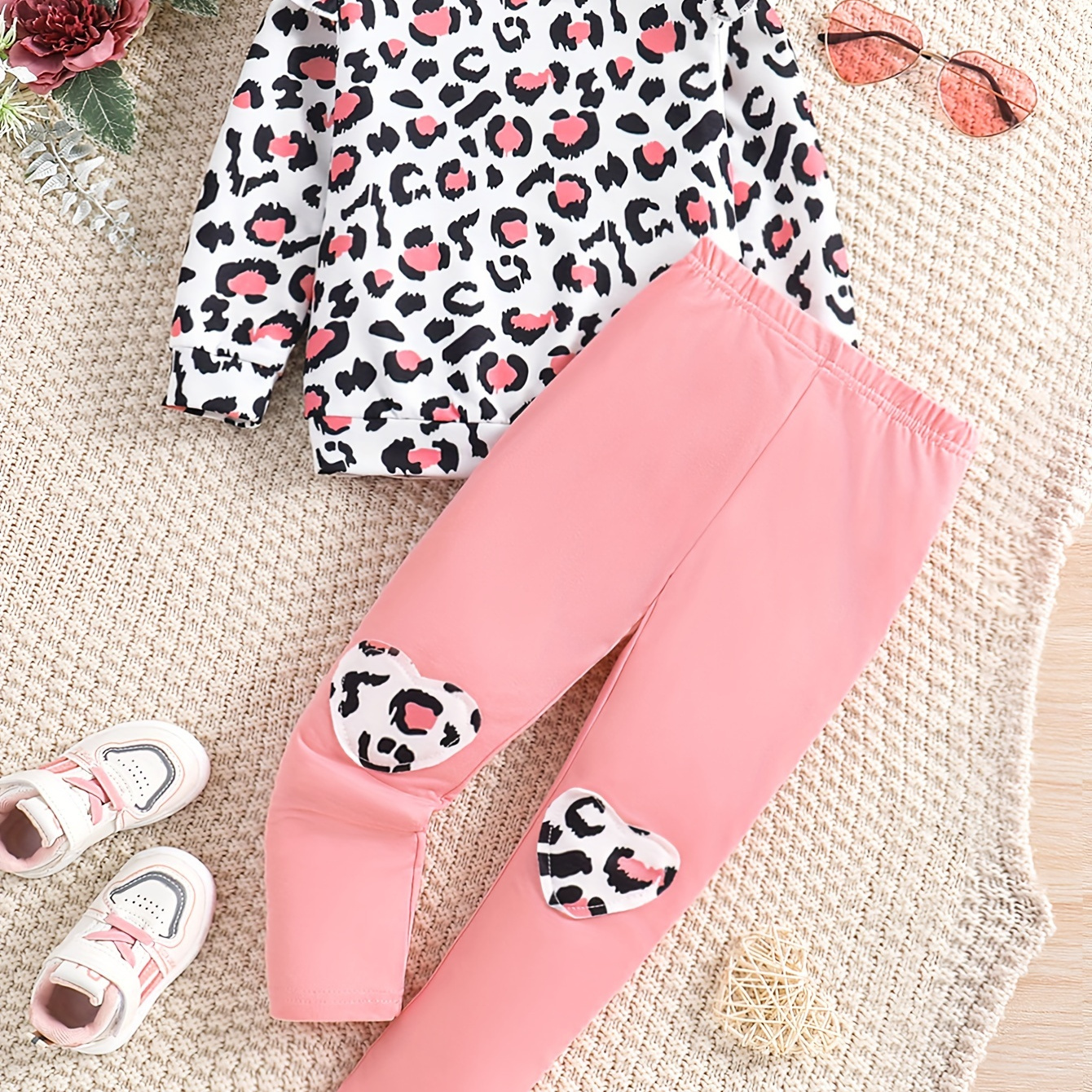 2pcs Girl's Leopard Pattern Outfit, Ruffle Decor Sweatshirt & Pants Set, Heart Graphic Leggings, Kid's Clothes For Spring Fall Winter
2pcs Girl's Leopard Pattern Outfit, Ruffle Decor Sweatshirt & Pants Set, Heart Graphic Leggings, Kid's Clothes For Spring Fall Winter