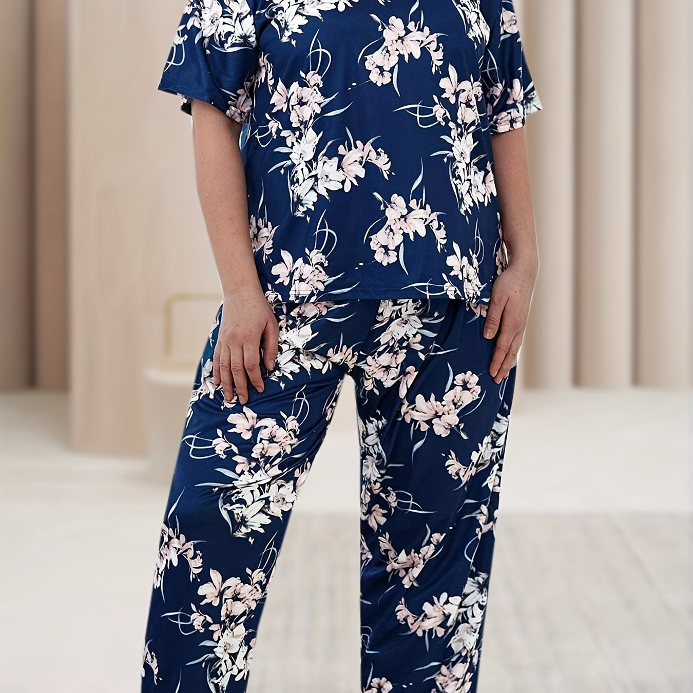 Plus Size Casual Pajama Set, Women's Plus Floral Print Short Sleeve Round Neck Tee & Pants Lounge 2 Piece Set
Plus Size Casual Pajama Set, Women's Plus Floral Print Short Sleeve Round Neck Tee & Pants Lounge 2 Piece Set